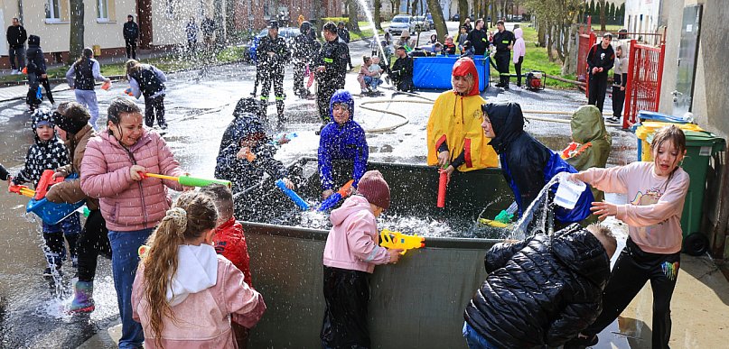 Śmigus-dyngus ze strażakami