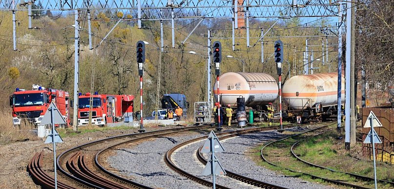 Trwa opróżnianie cysterny z amoniakiem blokującej szlak kolejowy do Polic