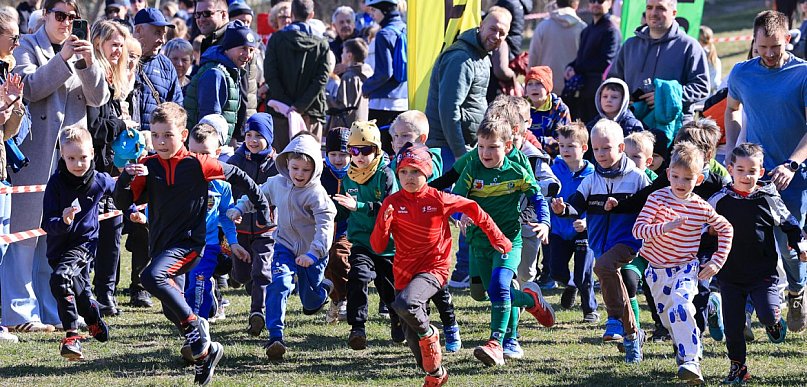 Szkolna Liga Biegów Przełajowych w Policach: sportowe emocje i rywalizacja!