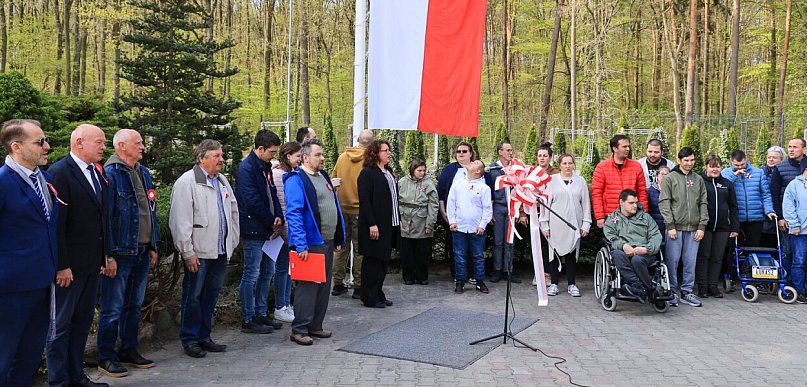 Uroczyste podniesienie flagi w PSONI Police z okazji świąt majowych