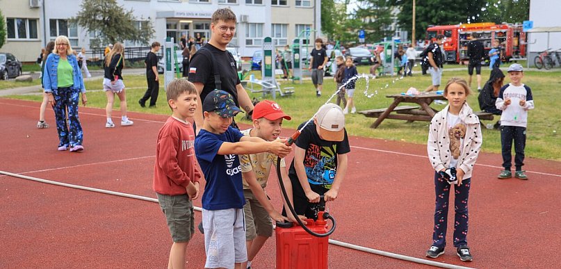 Festyn z okazji Dnia Dziecka w Zespole Szkół im. Łukasiewicza w Policach