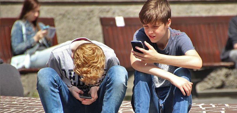 Rząd przyjął projekt o zakazie korzystania ze smartfonów w szkołach podstawowych..