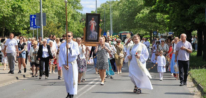 Boże Ciało. Procesja w parafii pw. św. Kazimierza w Policach