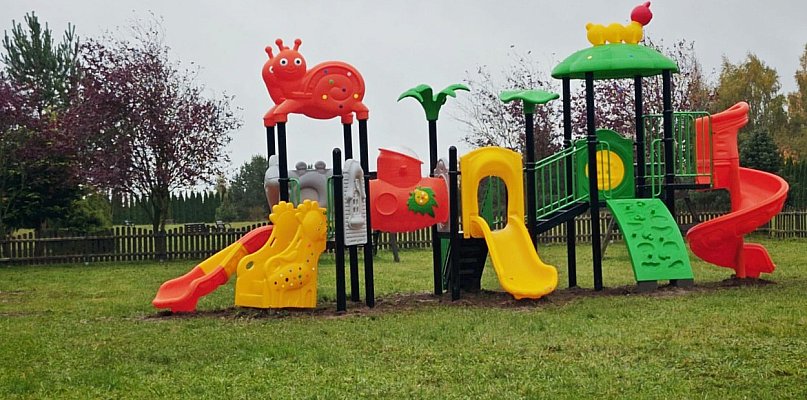 Nowy plac zabaw w Karwowie – radość i wsparcie dla matek oraz dzieci - 20060