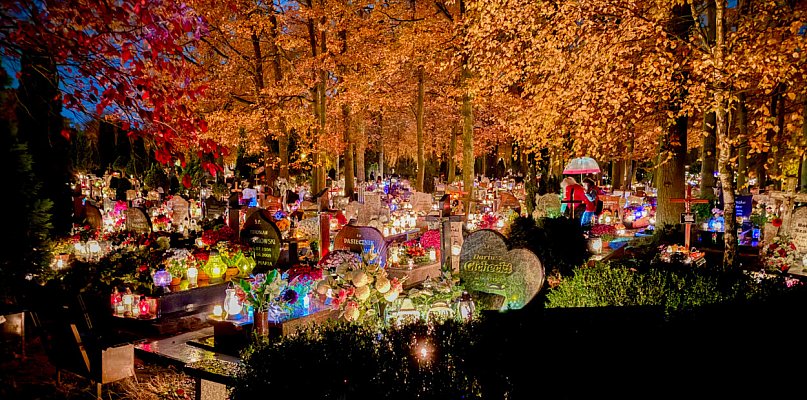 Police. Cmentarz po zmroku skłania do zadumy i refleksji [foto] - 20090