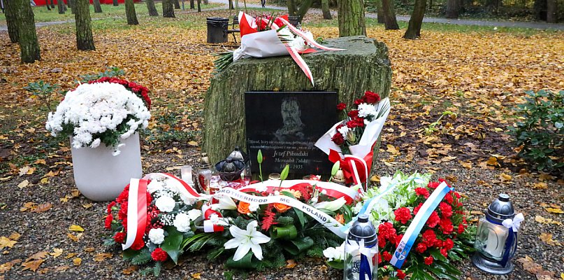 Kwiaty i znicze pod obeliskiem Józefa Piłsudskiego w Policach - 20204