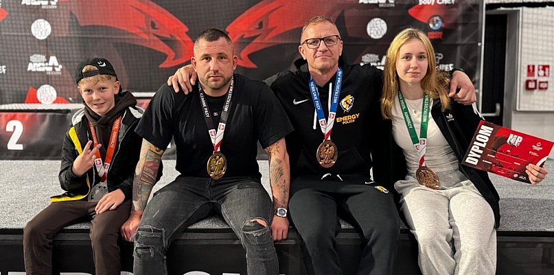 Zawodnicy Energy Gold Team Police z medalami - 20333