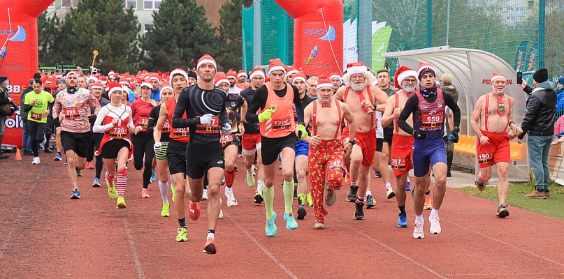 Ponad 700 uczestników na starcie XIII Biegu Mikołajkowego w Policach - 20562