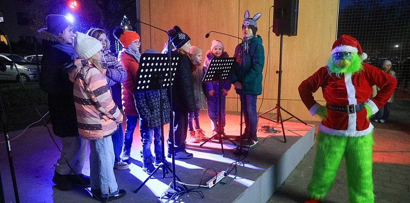 Spotkanie wigilijne i wspólne kolędowanie na placu przy ul. Roweckiego w Policach - 20658