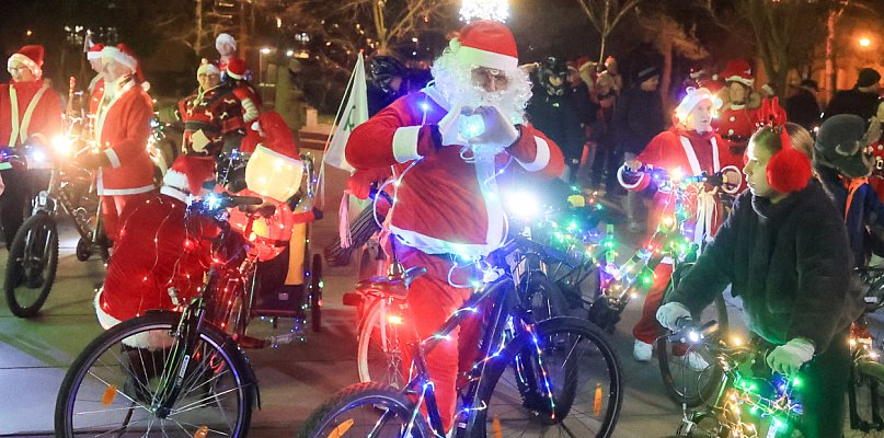 Kolorowy przejazd Mikołajów na rowerach rozświetlił Police - 20664