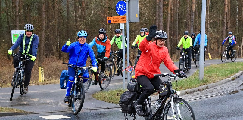 Rowerzyści powitali Nowy Rok rajdem nad Jezioro Świdwie. Trasa przez trzy gminy - 20947