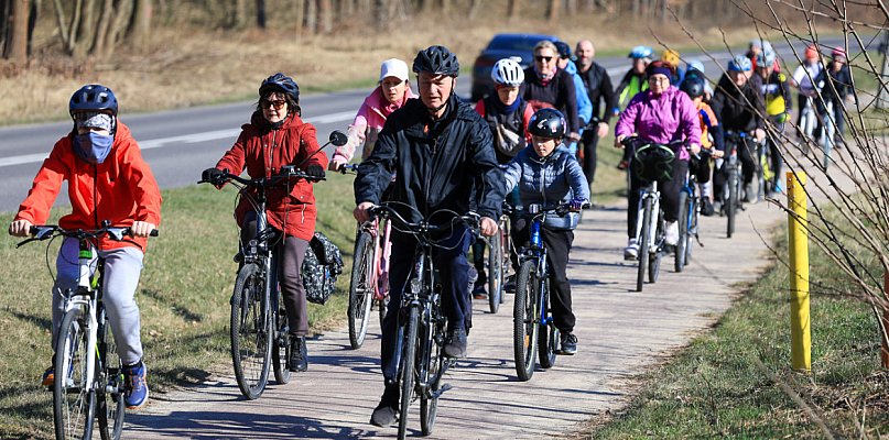 Powitali wiosnę na dwóch kółkach. Rodzinny rajd rowerowy w Policach