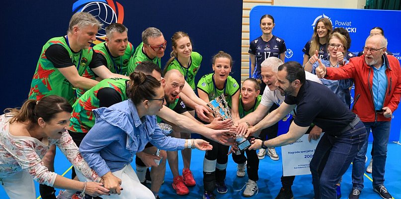 Siatkarska rywalizacja w Policach. Sołectwo Dobra triumfuje w turnieju