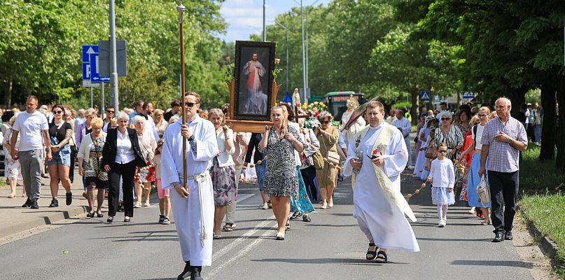 Boże Ciało. Procesja w parafii pw. św. Kazimierza w Policach