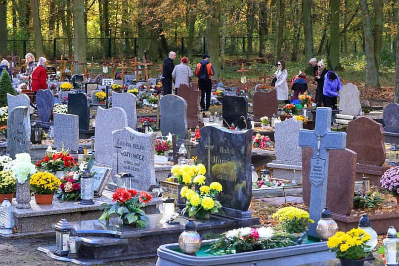 Ostatnie porządki, przyozdabianie grobów