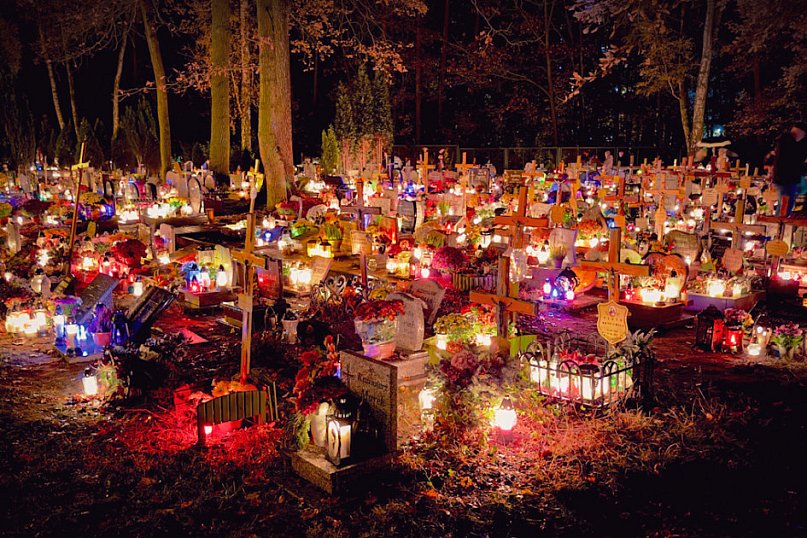 Cmentarz po zmroku skłania do zadumy i refleksji