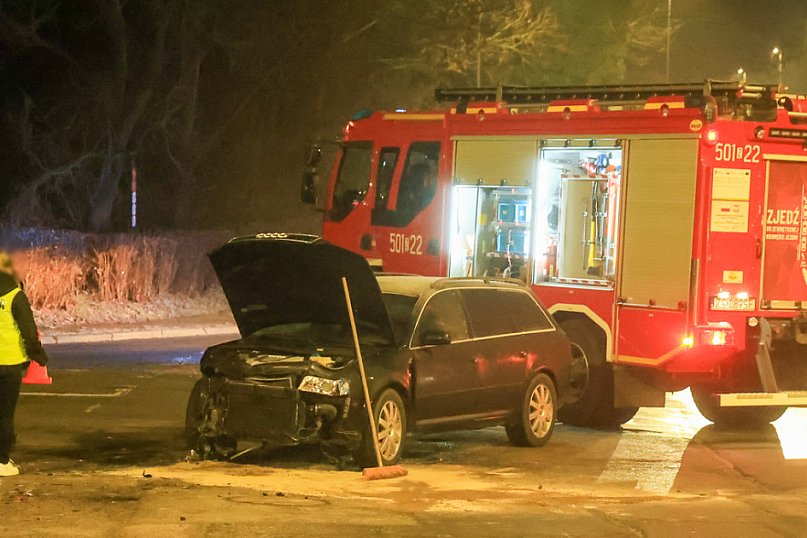 Zderzenie dwóch aut na skrzyżowaniu 