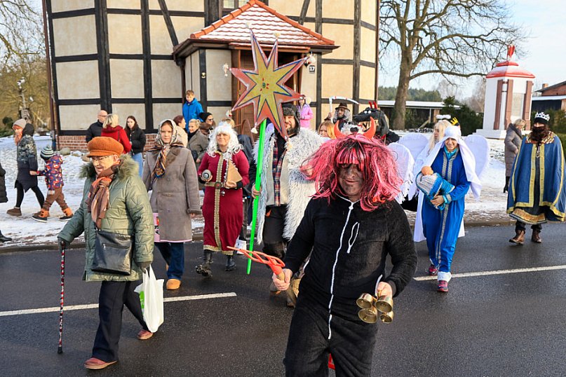 Kolędnicy w Niekłończycy. Dawna tradycja wraca