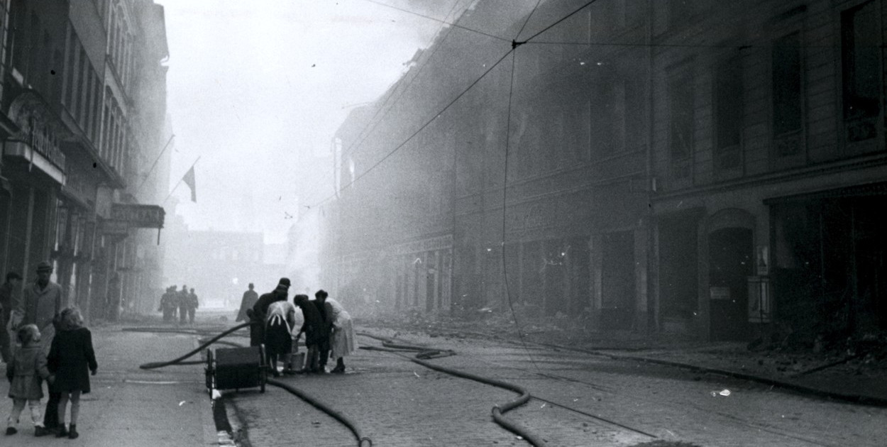 Zdjęcie:  Szczecin podczas bombardowań. Na zdjęciu ul. Luisenstrasse, dzisiejsza Staromłyńska. Zbiory MNS