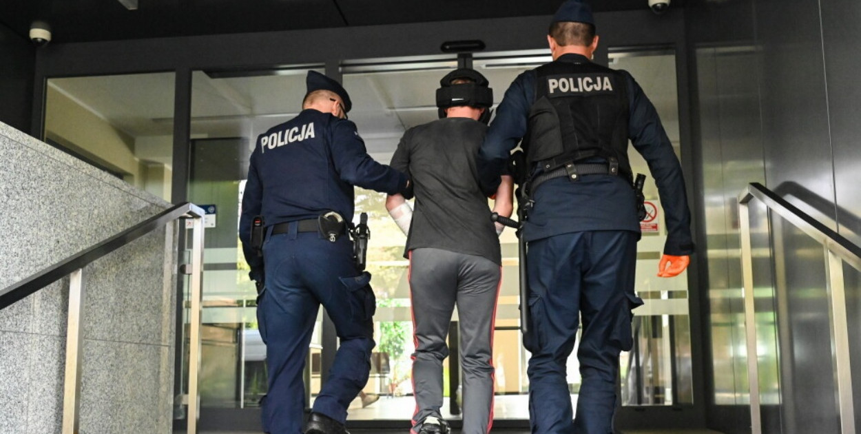 Podejrzani ws. zabójstwa pod sklepem monopolowym w Policach usłyszeli zarzuty