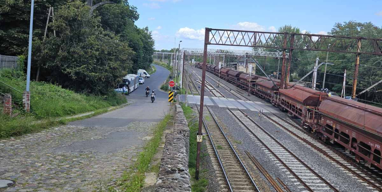 Trasę  nadodrzańską Szczecin – Police blokuje zepsuty pociąg