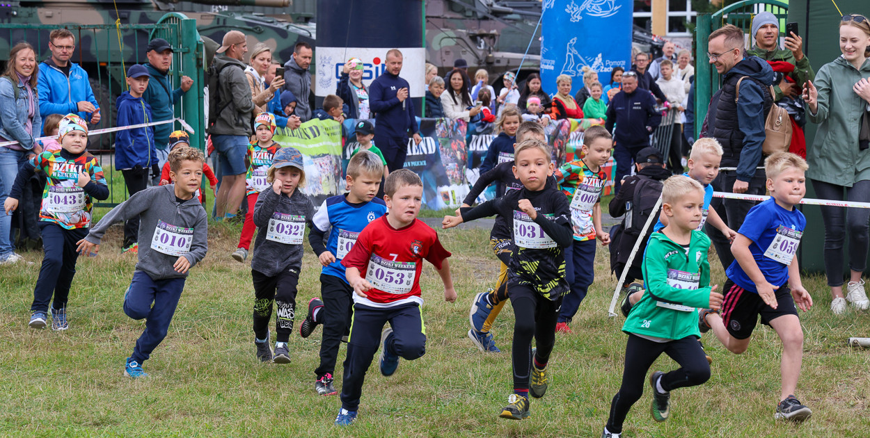 Mali biegacze na starcie XII Biegu Szlakiem Małego Dzika w Policach