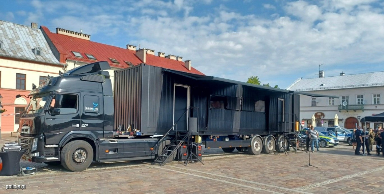 ESCAPETRUCK w Policach