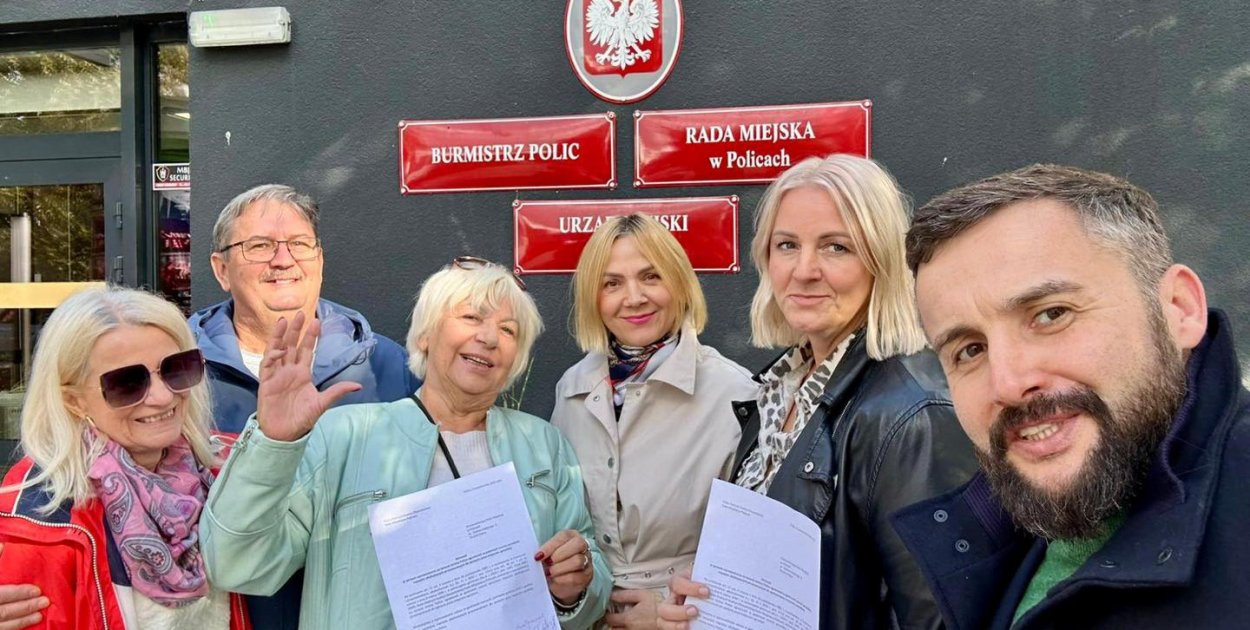 Radni Koalicji Obywatelskiej przed Urzędem Miejskim w Policach / fot. FB/Małgorzata Siemianowska Radna Gminy Police