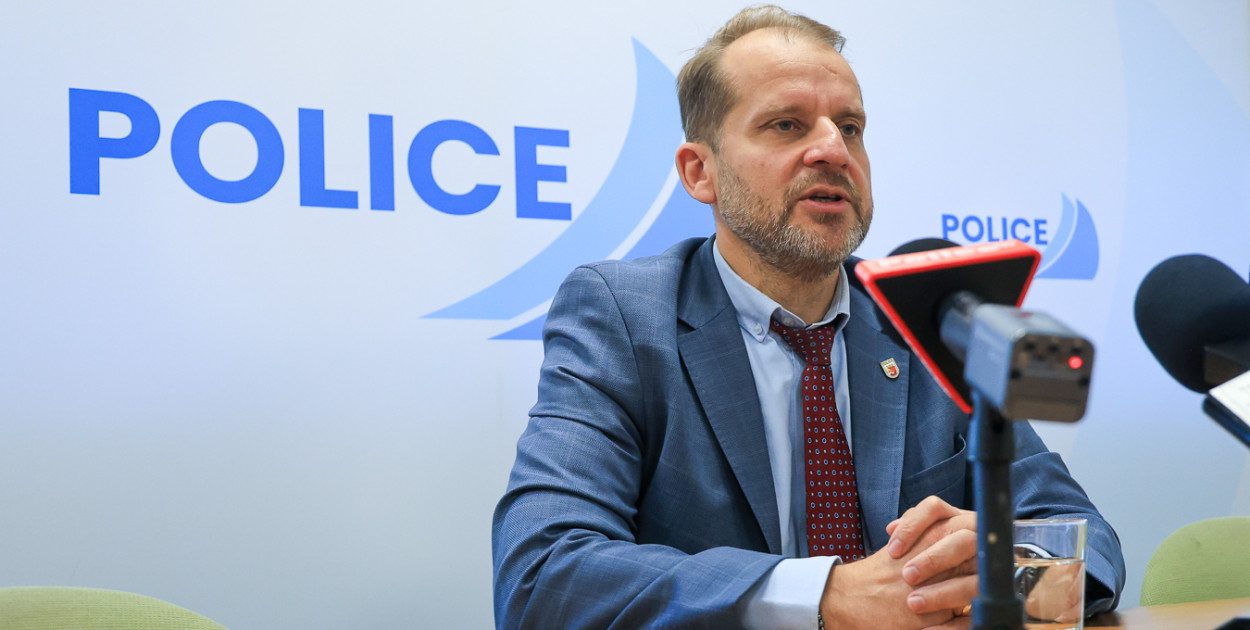 Burmistrz Krystian Kowalewski podczas briefingu prasowego w Urzędzie Miejskim w Policach.