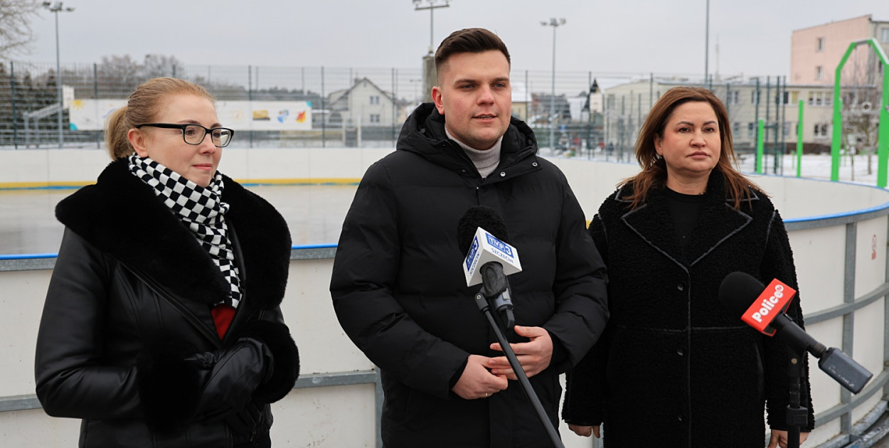 Ferie 2026. Basen i lodowisko za darmo dla uczniów powiatu polickiego