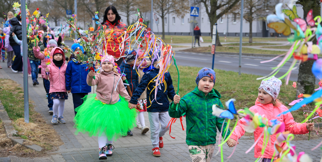 Wiosna! Barwne korowody dzieci przeszły ulicami Polic
