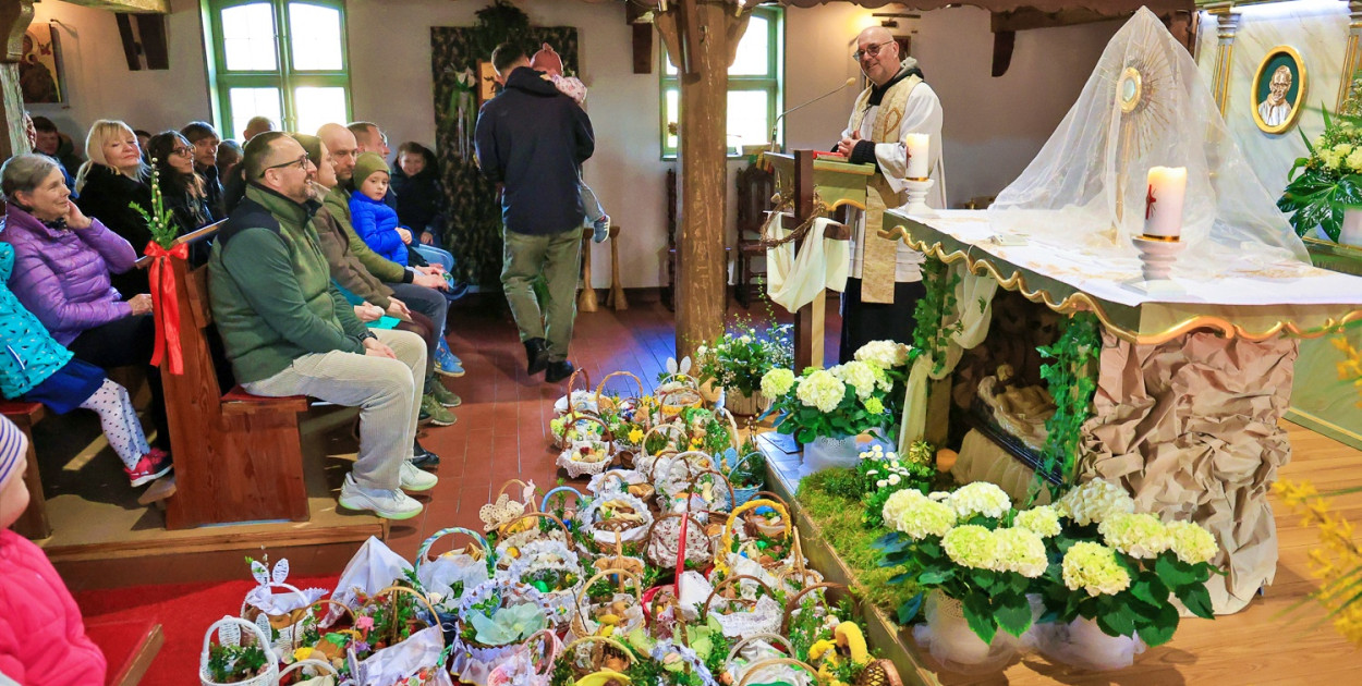 Wielka Sobota - święcenie pokarmów w Policach, Niekłończycy, Tatyni