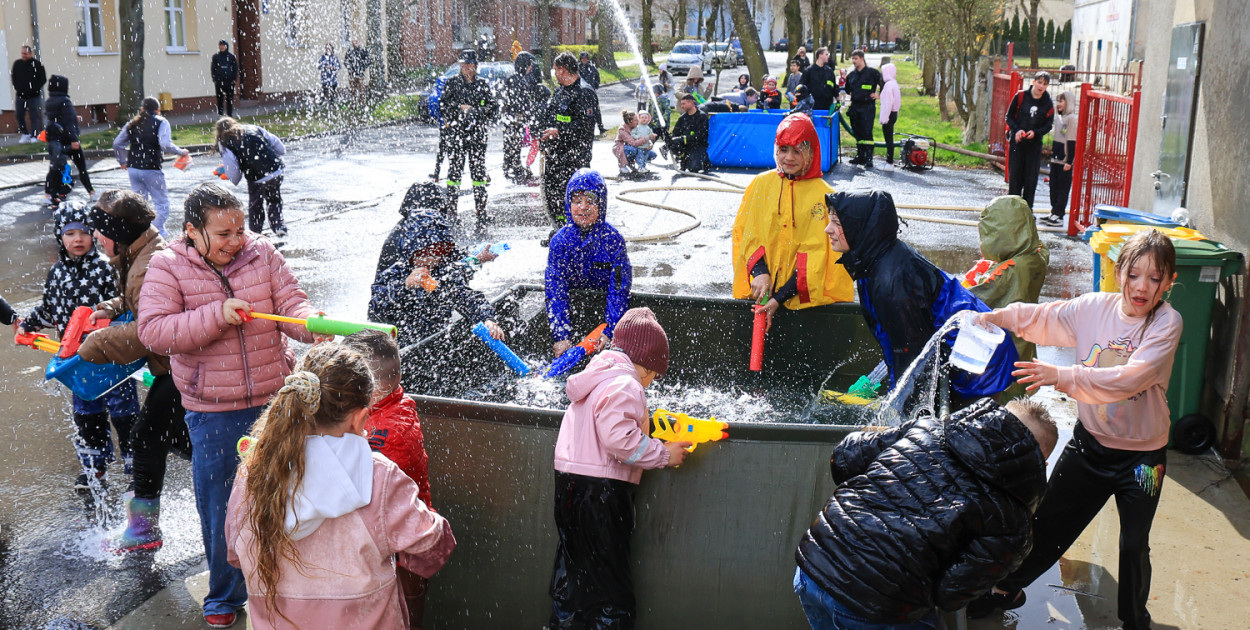 Śmigus-dyngus ze strażakami