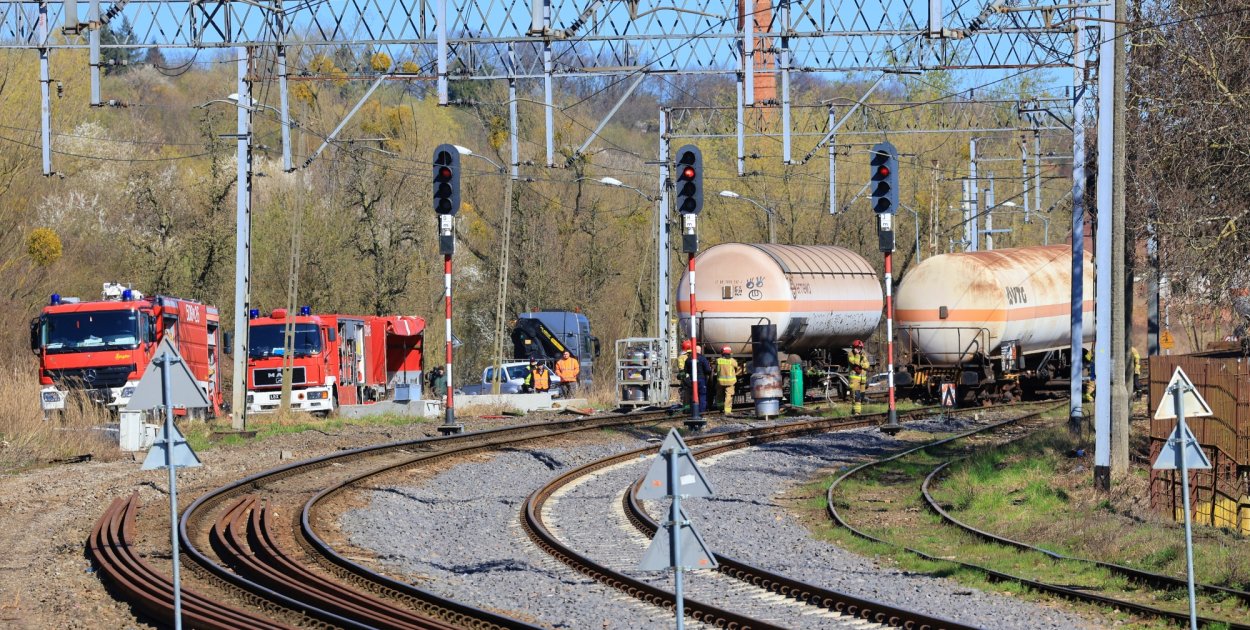 Trwa opróżnianie cysterny z amoniakiem blokującej szlak kolejowy do Polic