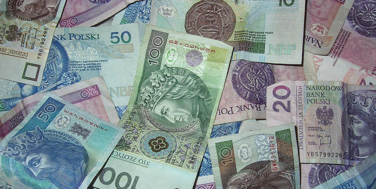 Państwo dopłaca 240 zł. Pieniądze właśnie trafiają na konta Polaków