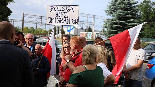 Protest przed urzędem w Policach. Chodzi o relokację migrantów