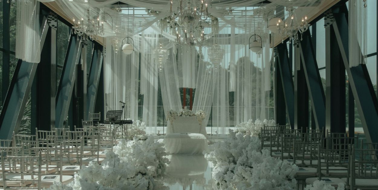 Glamour wesele w Szczecinie z białą florystyką, żyrandolami i elegancką aranżacją wnętrza.
