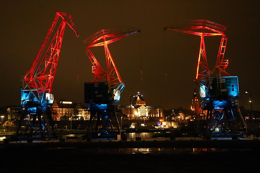 Podświetlone dźwigi portowe na Łasztowni w Szczecinie 